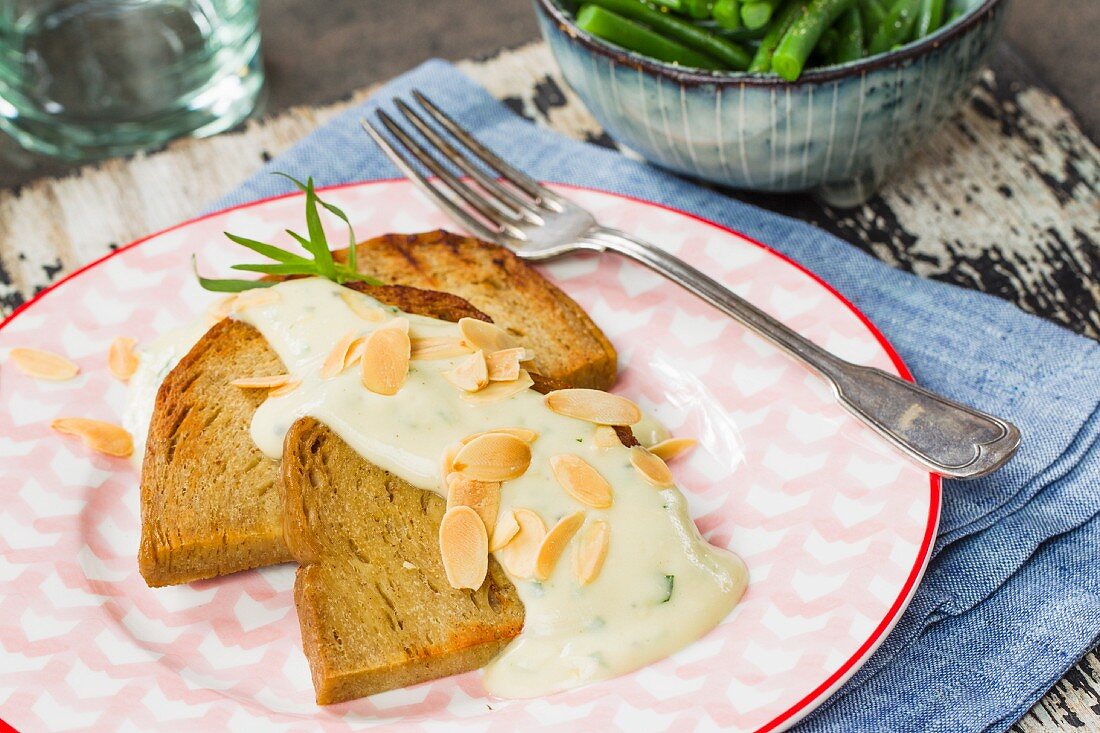 Gebratener Seitan mit veganer Mandelcreme