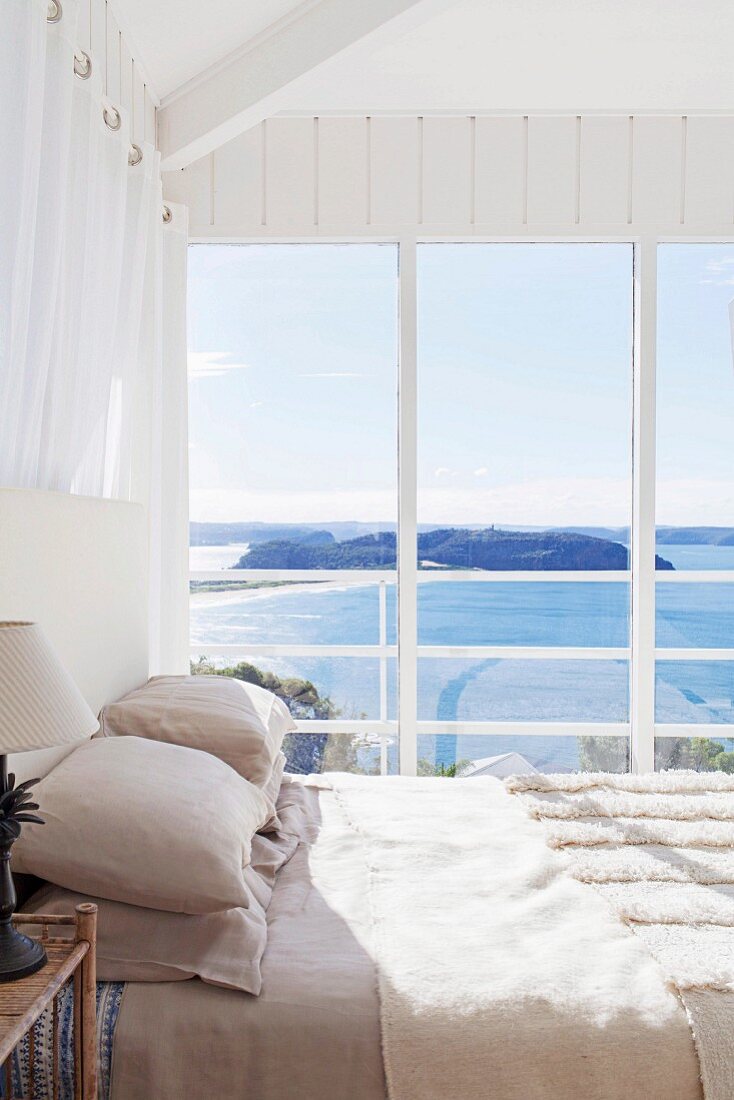 Bedroom with sea view