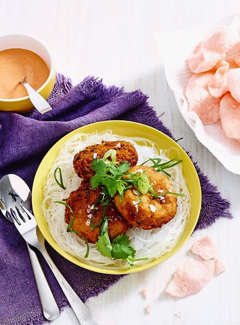 Asiatische Frikadellen mit Kartoffeln, Lachs und braunem Reis