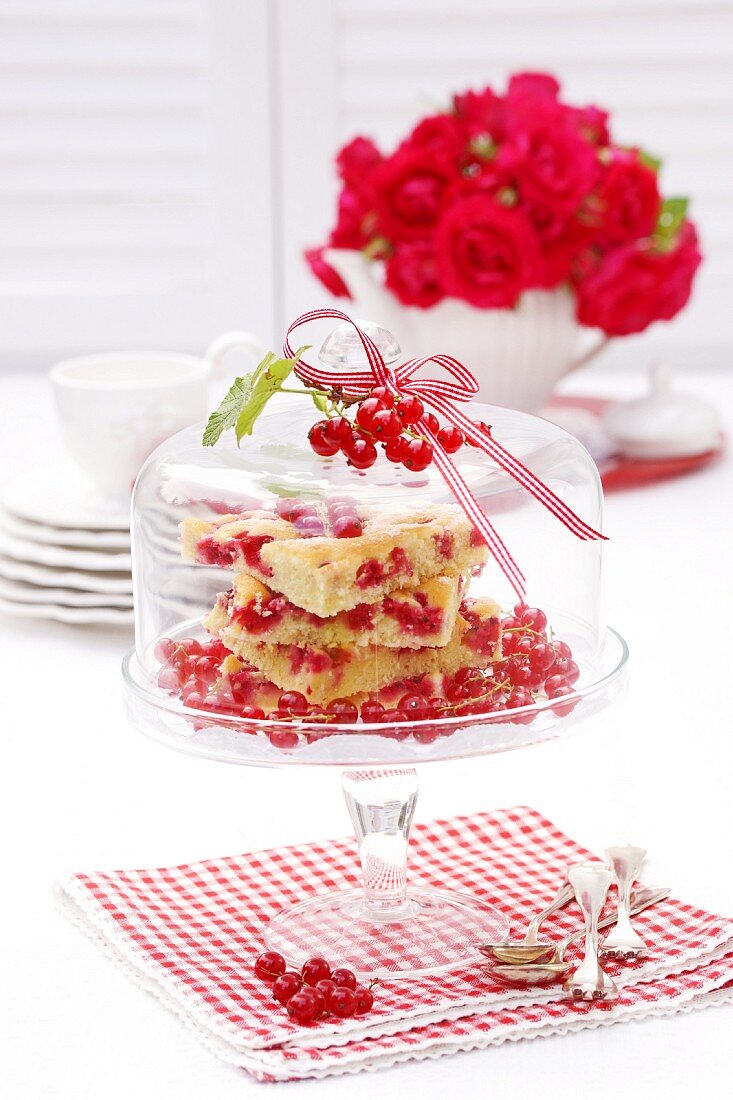 A summery redcurrant cake under a glass cloche