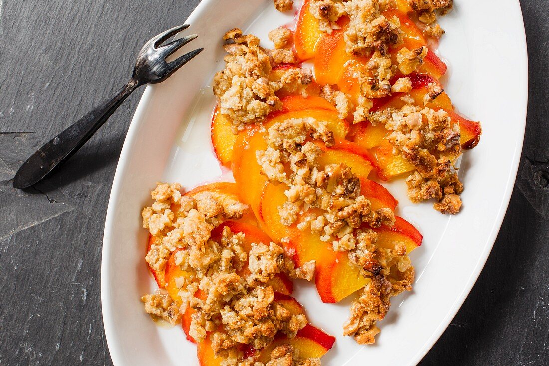 Peaches gratinated with walnuts