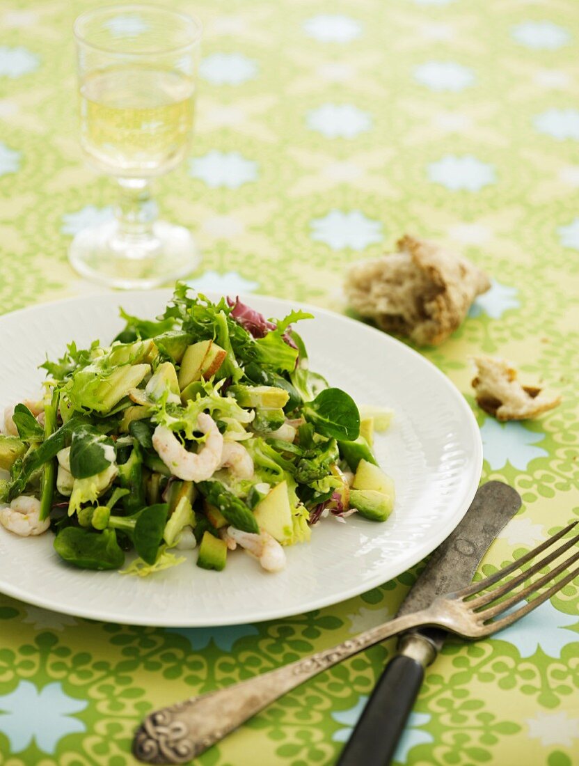 Feldsalat mit Garnelen, Avocado und Apfel