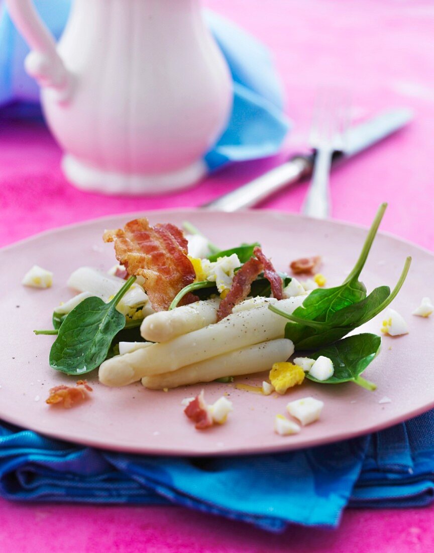 White asparagus with bacon, egg and spinach