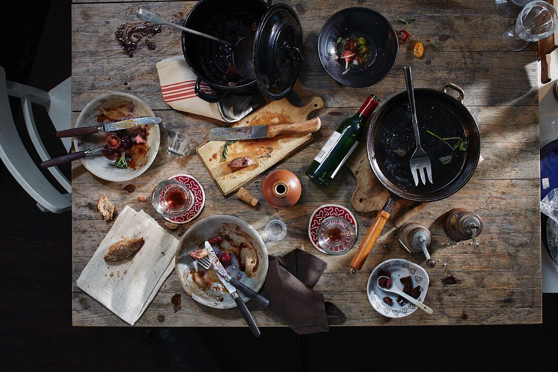 Gedeckter Tisch mit Essensresten