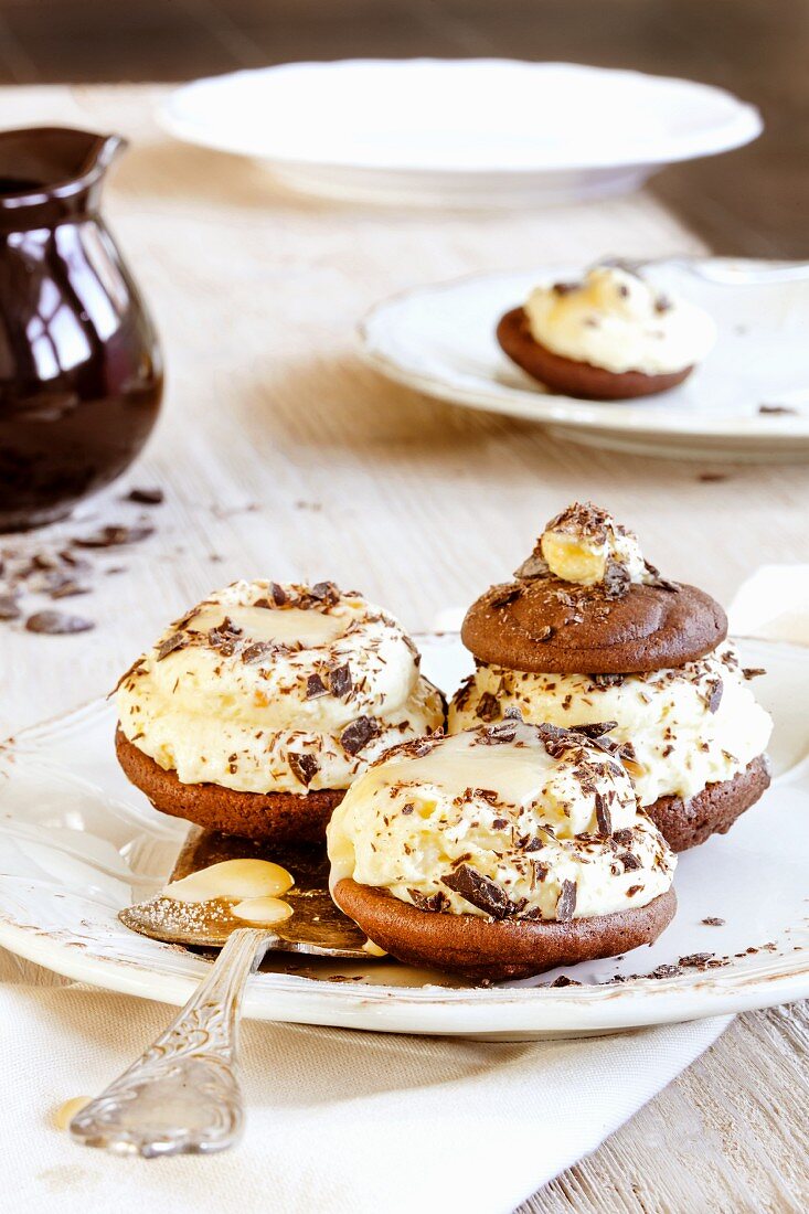 Whoopie pies with egg liqueur