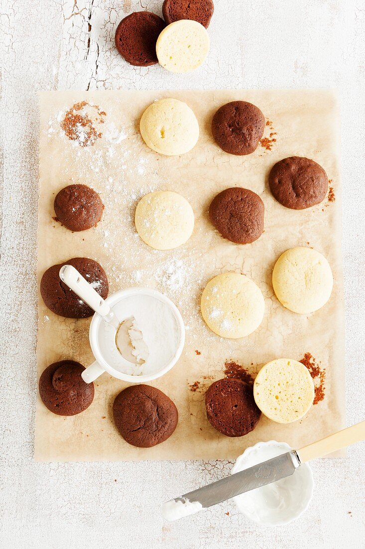 Various vanilla and chocolate whoopie pies