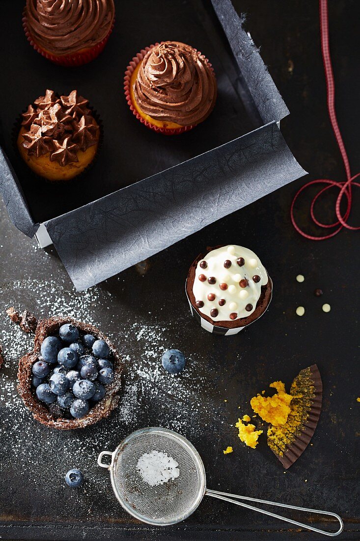 Schokoladencupcakes und Heidelbeertörtchen