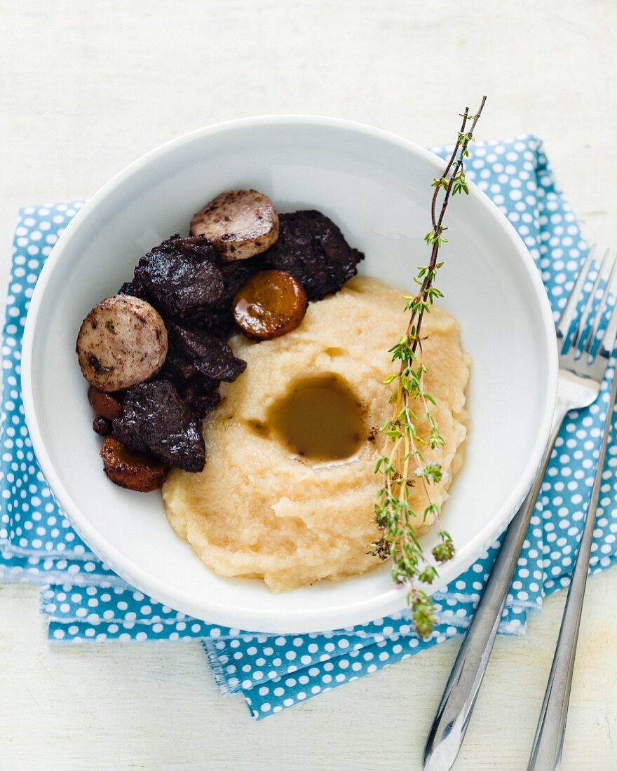 Beef goulash with mashed potatoes