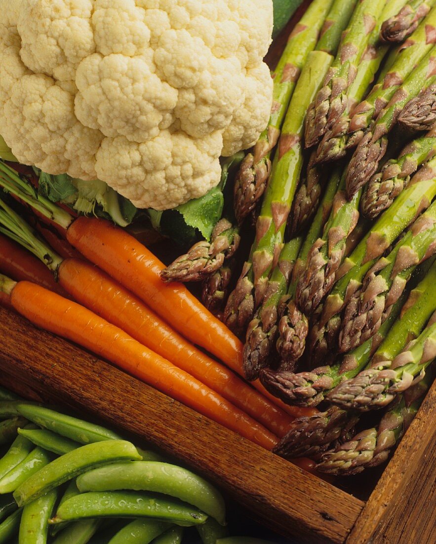 Verschiedene Gemüsesorten in einer Kiste (Close Up)
