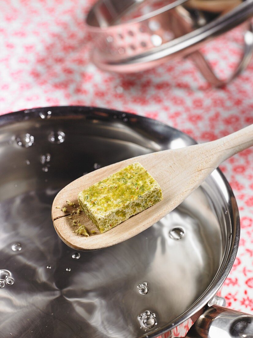 Simple preparation of vegetable stock with a stock cube