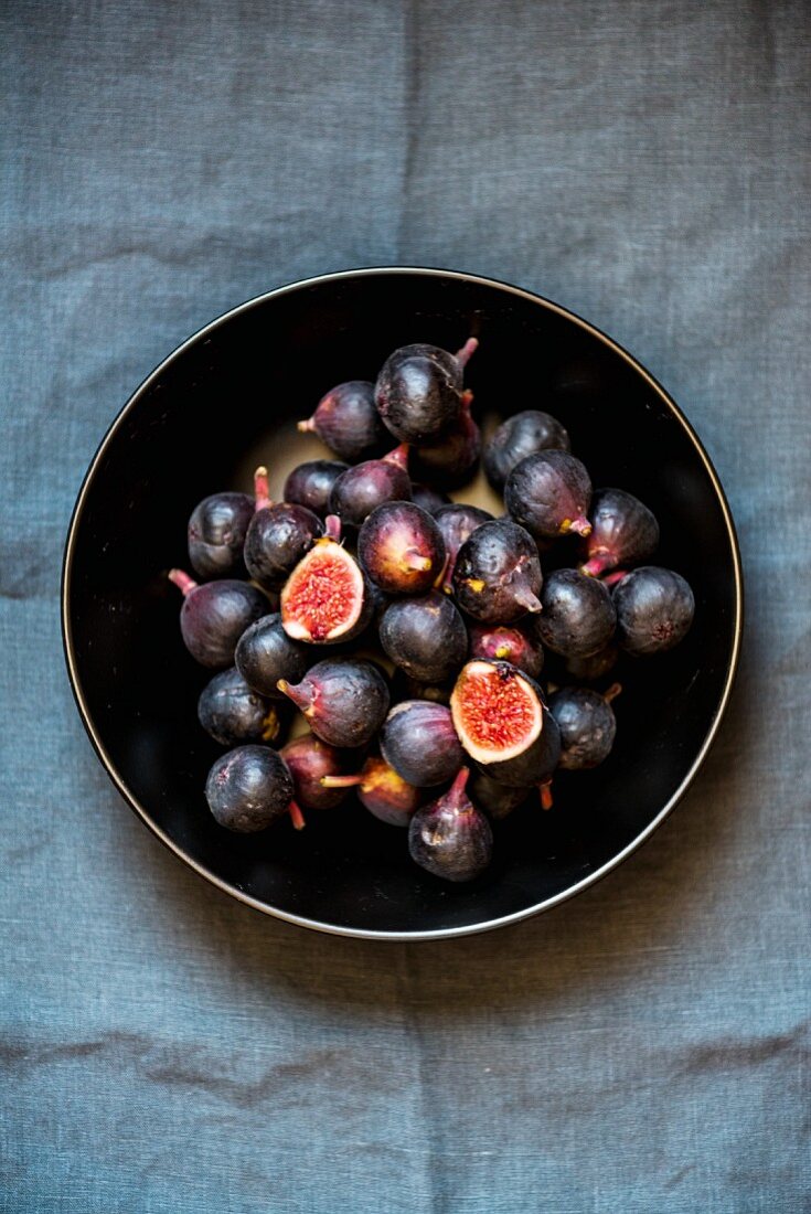 A bowl of fresh, red figs