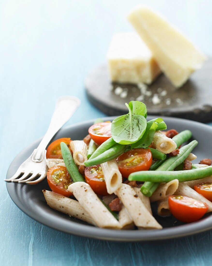 Nudelsalat mit Tomaten, Bohnen und Basilikum