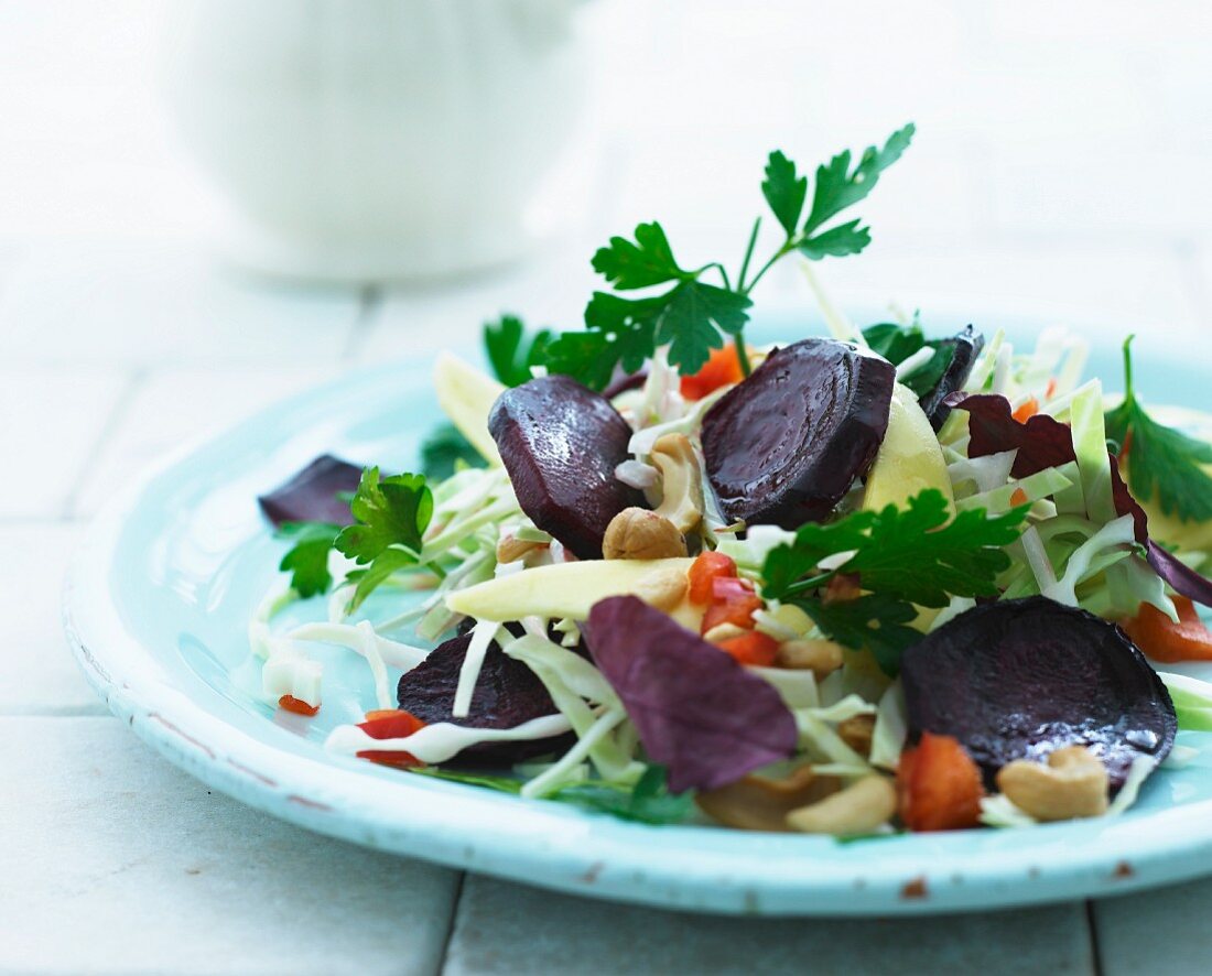 Rote-Bete-Salat mit Gemüse und Petersilie