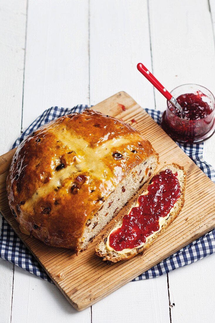 Osterfladen mit Butter und Marmelade