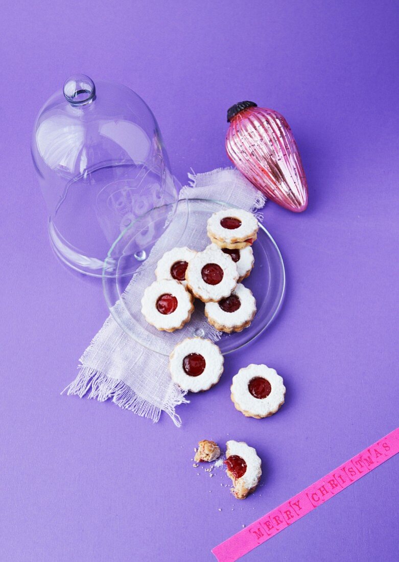 Vegan jam sandwich biscuits (Christmas)