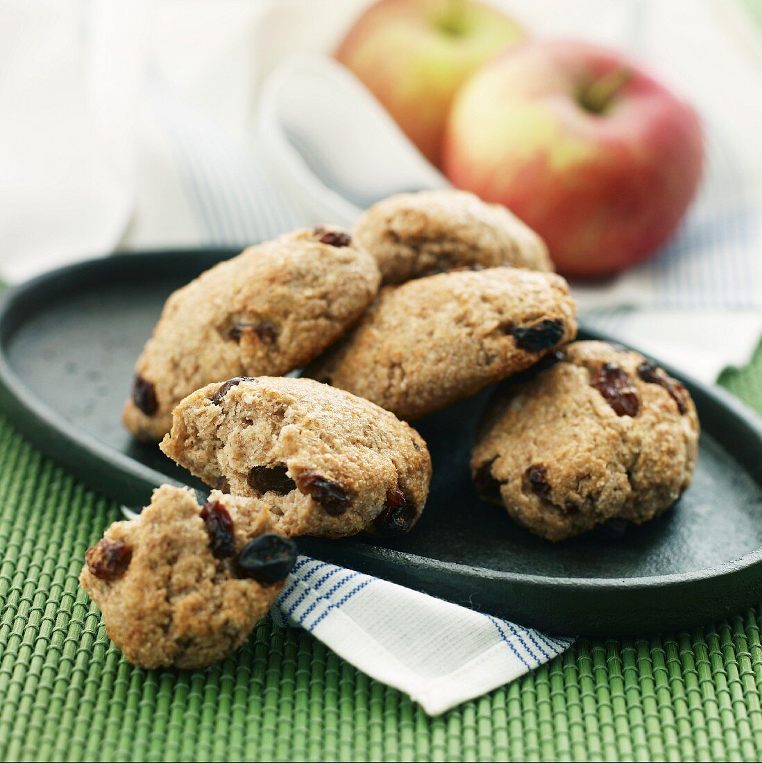 Wholemeal biscuits with apple