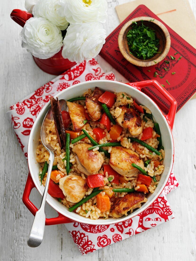 Rice with chicken, vegetables and cinnamon (seen from above)