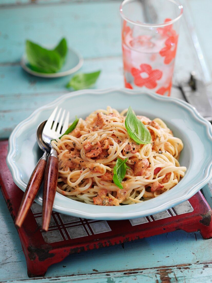 Linguine with chilli sauce and basil