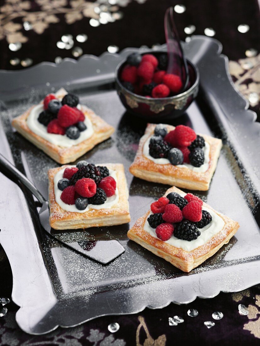 Puff pastry tartlets with berries