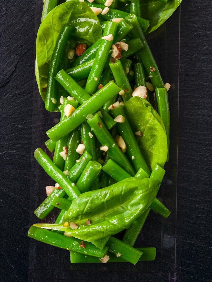 Spinat-Bohnen-Salat mit gehackten Nüssen