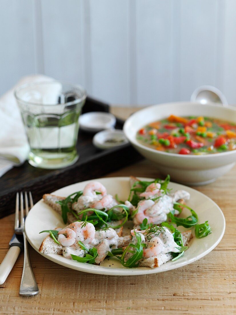 Belegte Brote mit Garnelen und Rucola