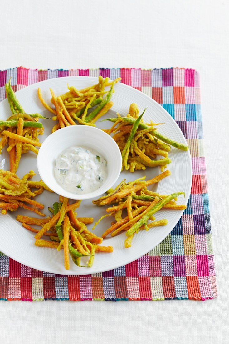 Karotten-Bohnen-Tempura mit Joghurtdip