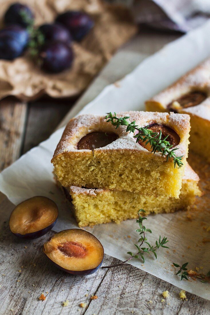 Pflaumenkuchen mit frischem Thymian