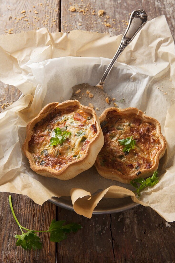 Spicy mini quiches with cheese and parsley