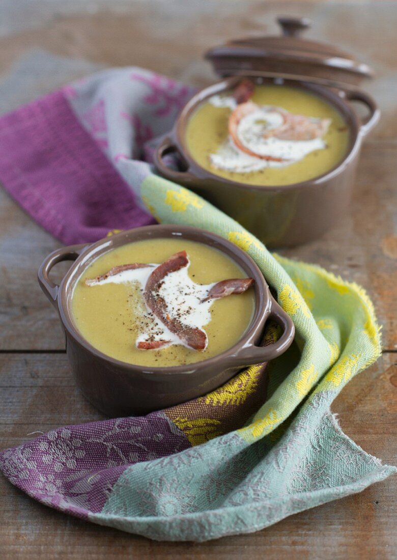 Erbsencremesuppe mit Speck