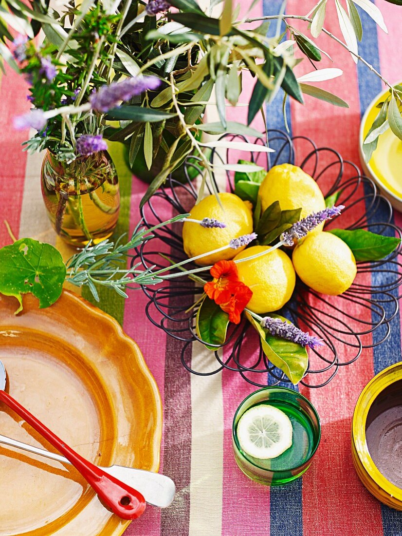 Gedeckter Tisch mit Zitronen Lavendel und Olivenzweig