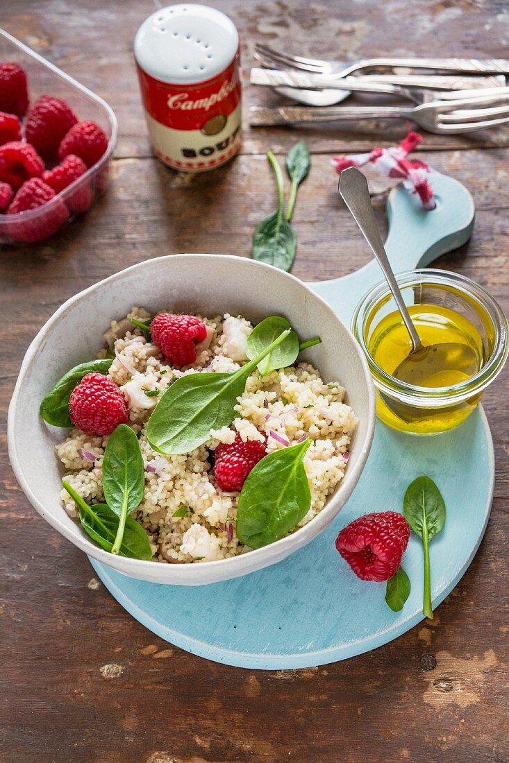 Bulgur salad with spinach and raspberries