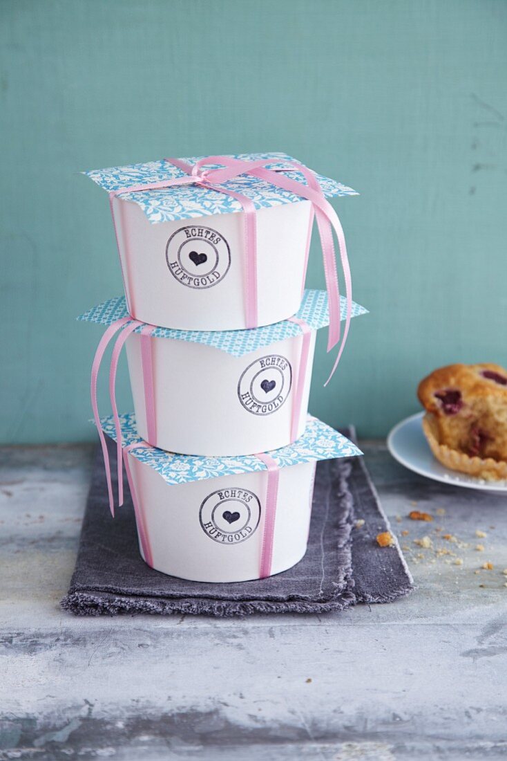 Paper cups as gift packaging for muffins