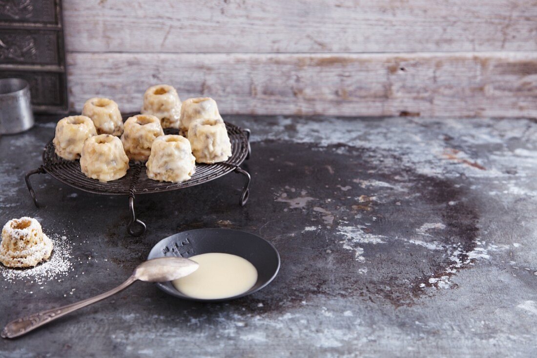 Mini-Gugelhupfe mit Eierlikör-Glasur