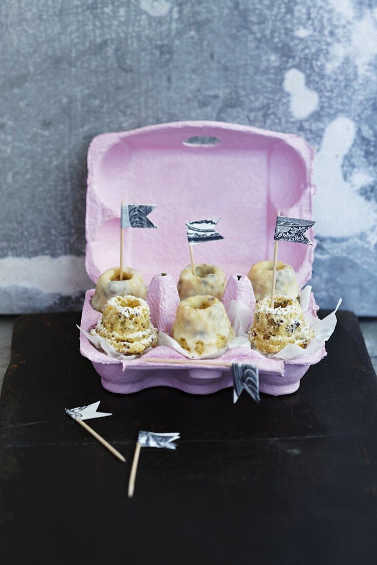 Mini-Gugelhupfe mit Eierlikör-Glasur als Geschenk in rosa Eierkarton mit Fähnchen