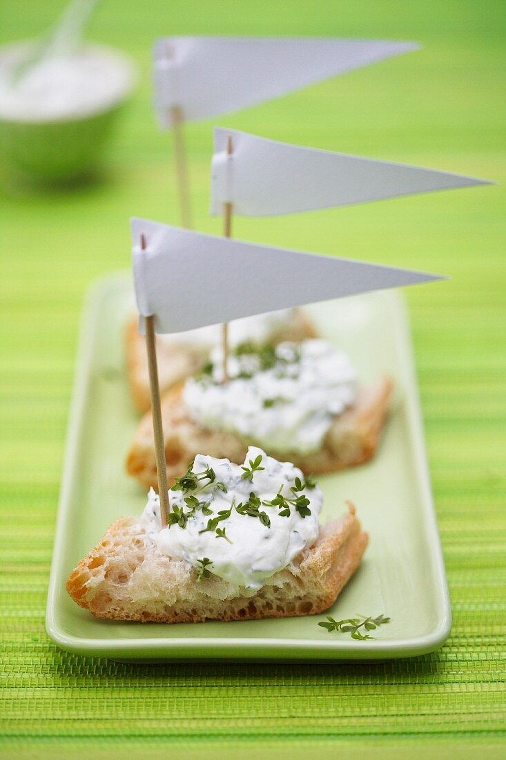 Herb quark on bread decorated with small paper flags