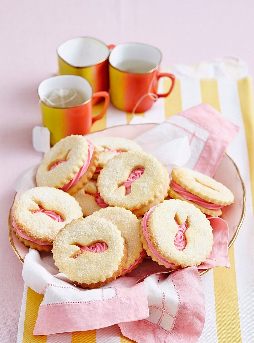 Kekse mit Schleife und Rosa Creme