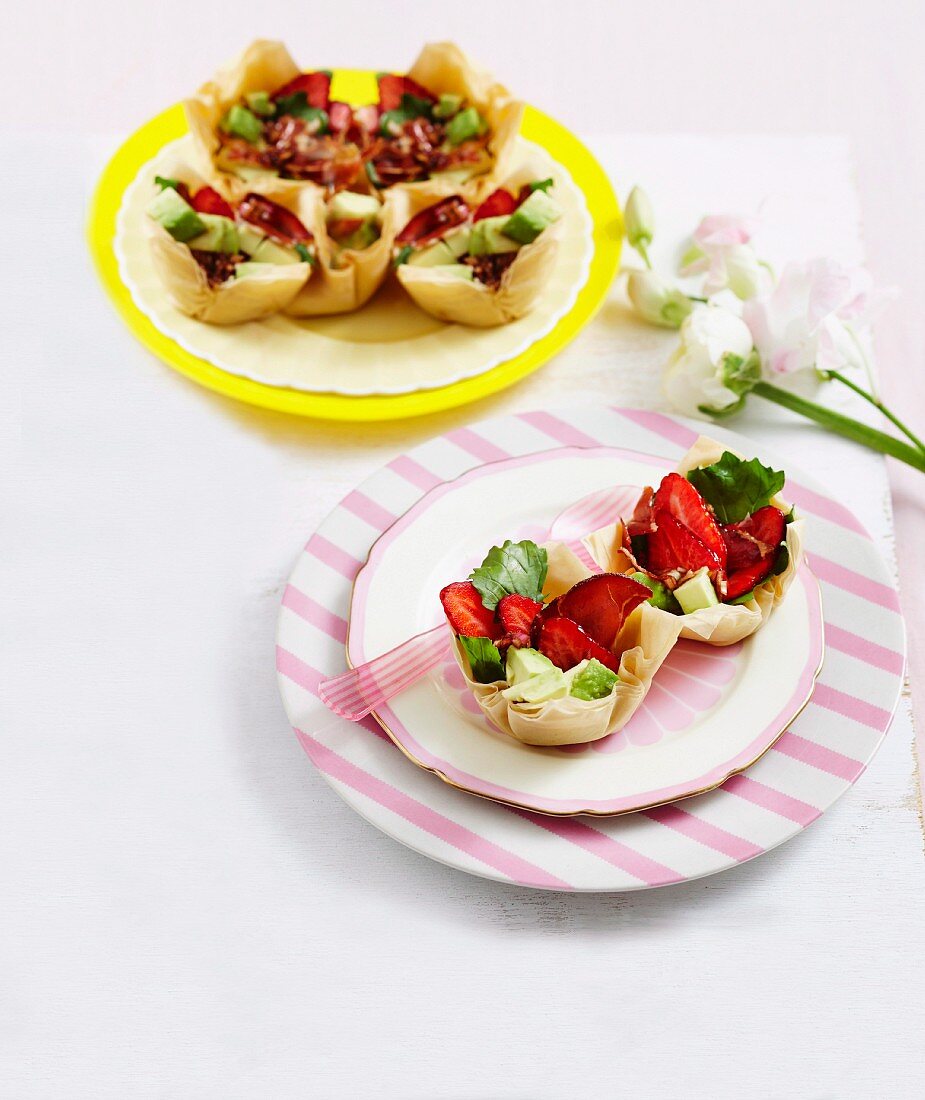 Fillotörtchen mit Erdbeer-Avocadosalat und Rohschinken
