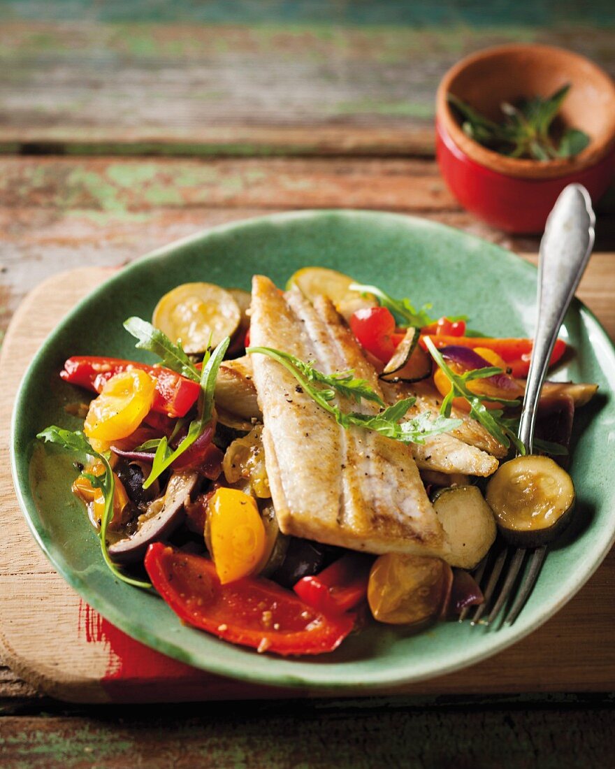 Schnelle Ratatouille mit pfannengebratenem Fisch