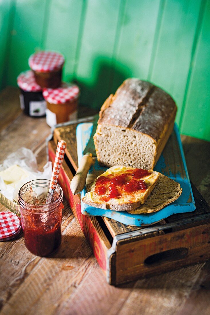 Selbstgebackenes Sauerteigbrot mit Erdbeermarmelade