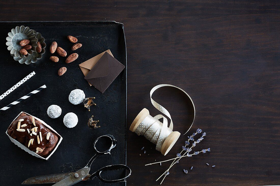 Schokoladenterrine, Trüffelpralinen und Kakaobohnen