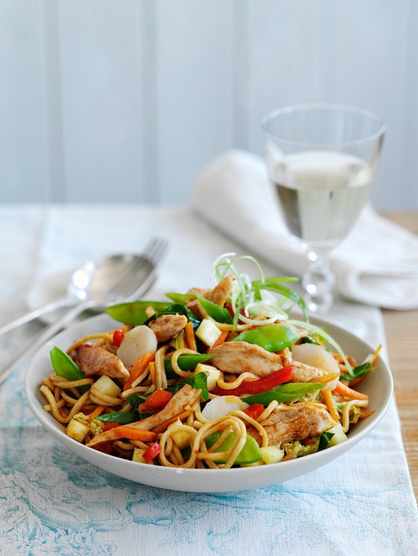 Oriental noodles with chicken and vegetables