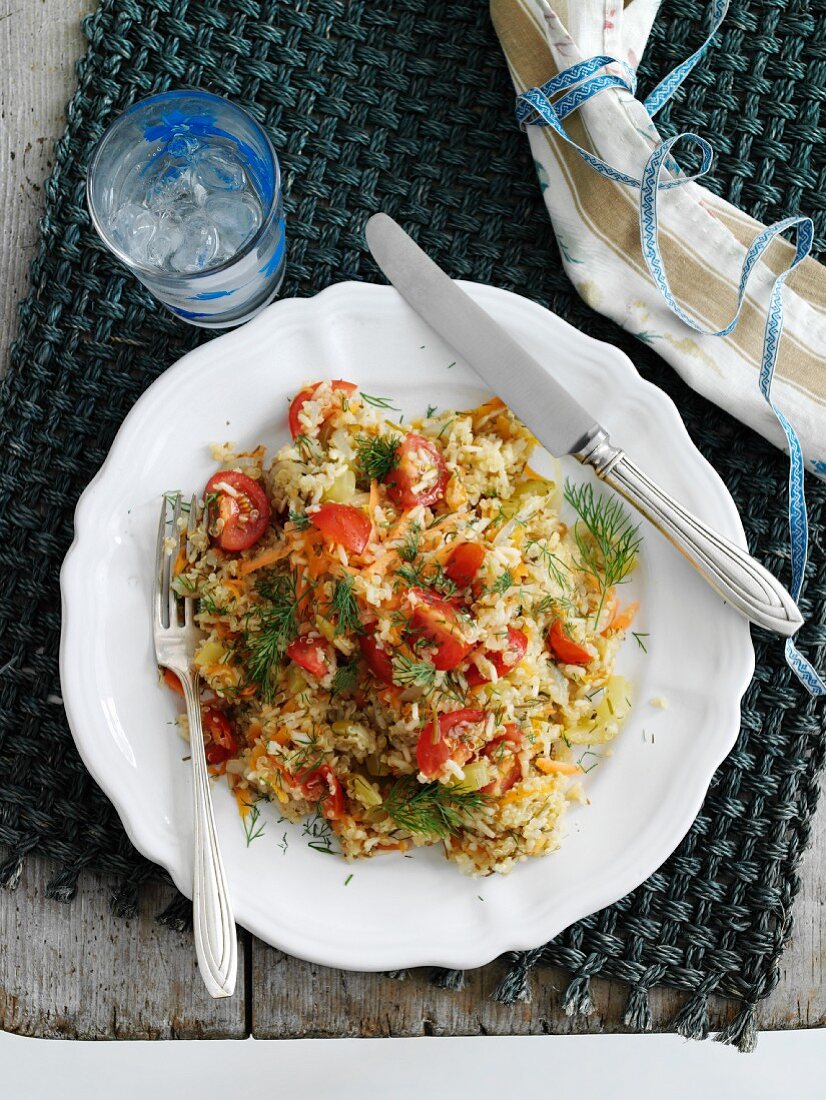 Quinoa mit braunem Reis, Tomaten und Dill