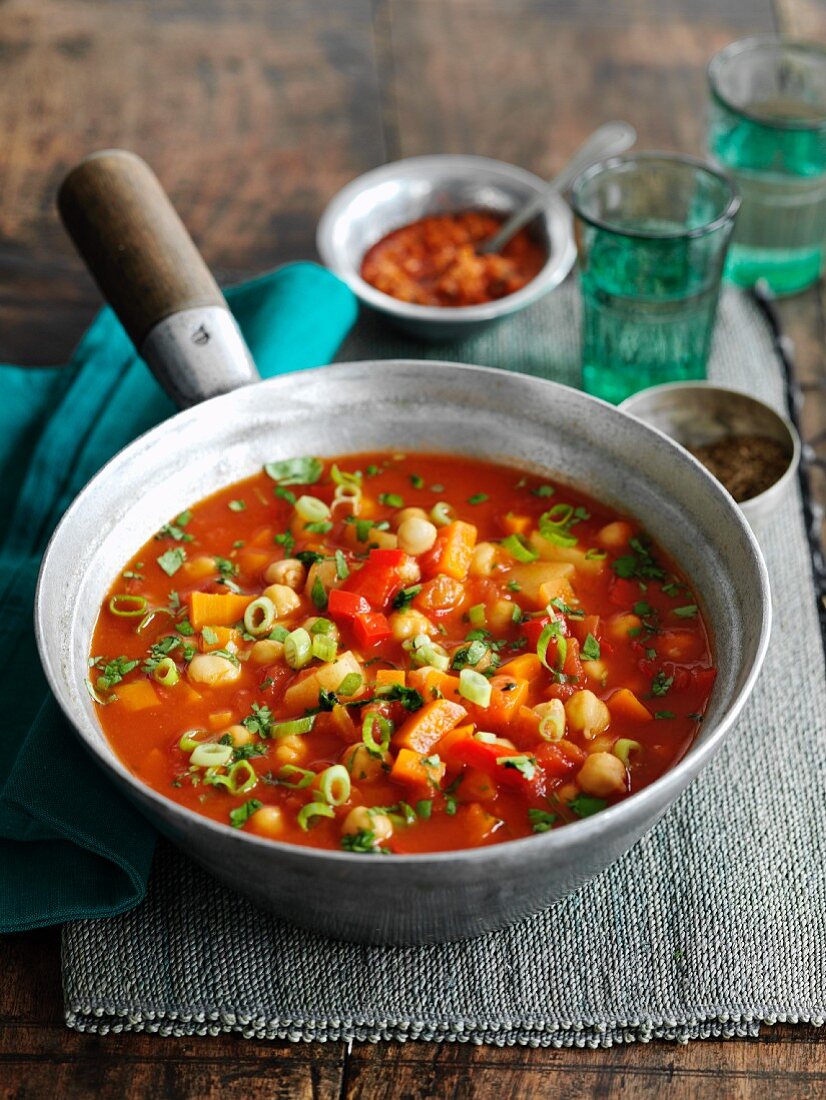 Vegetable soup with chickpeas, tomato and chicken (Morocco)