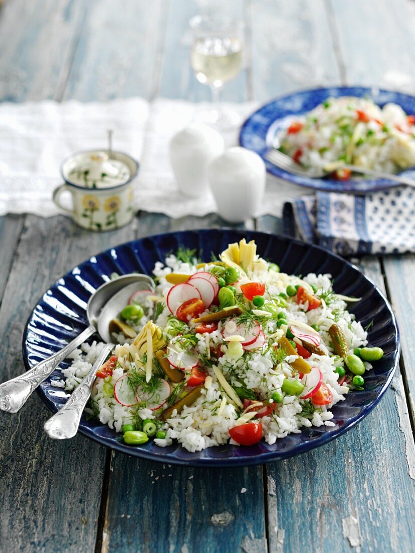 Reissalat mit Radieschen, Tomaten, Bohnen & Essiggurken