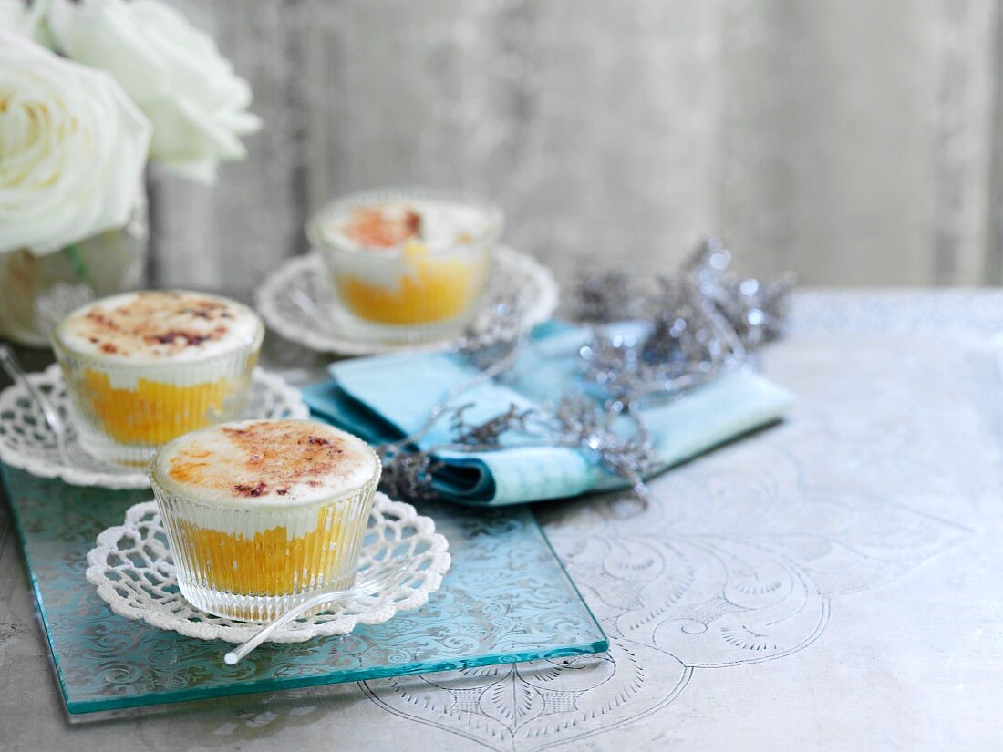 Gratinated peach desert with a cardamom cream topping