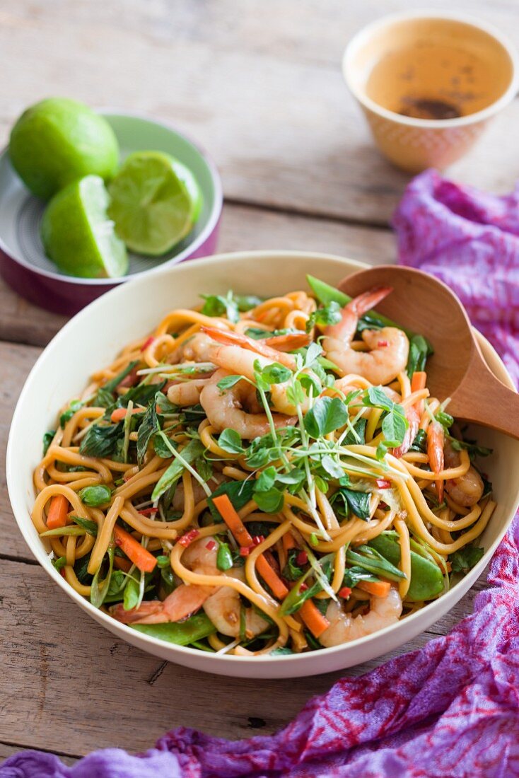 Noodle salad with king prawns and limes (Thailand)
