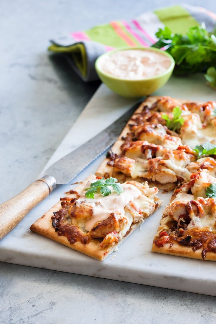 Pizza mit Hähnchen und Sauerrahm (Südamerika)