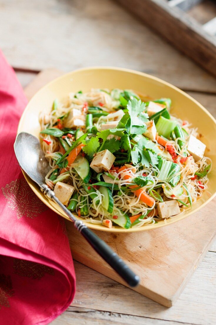 Noodle salad with tofu, vegetables and coriander (Asia)