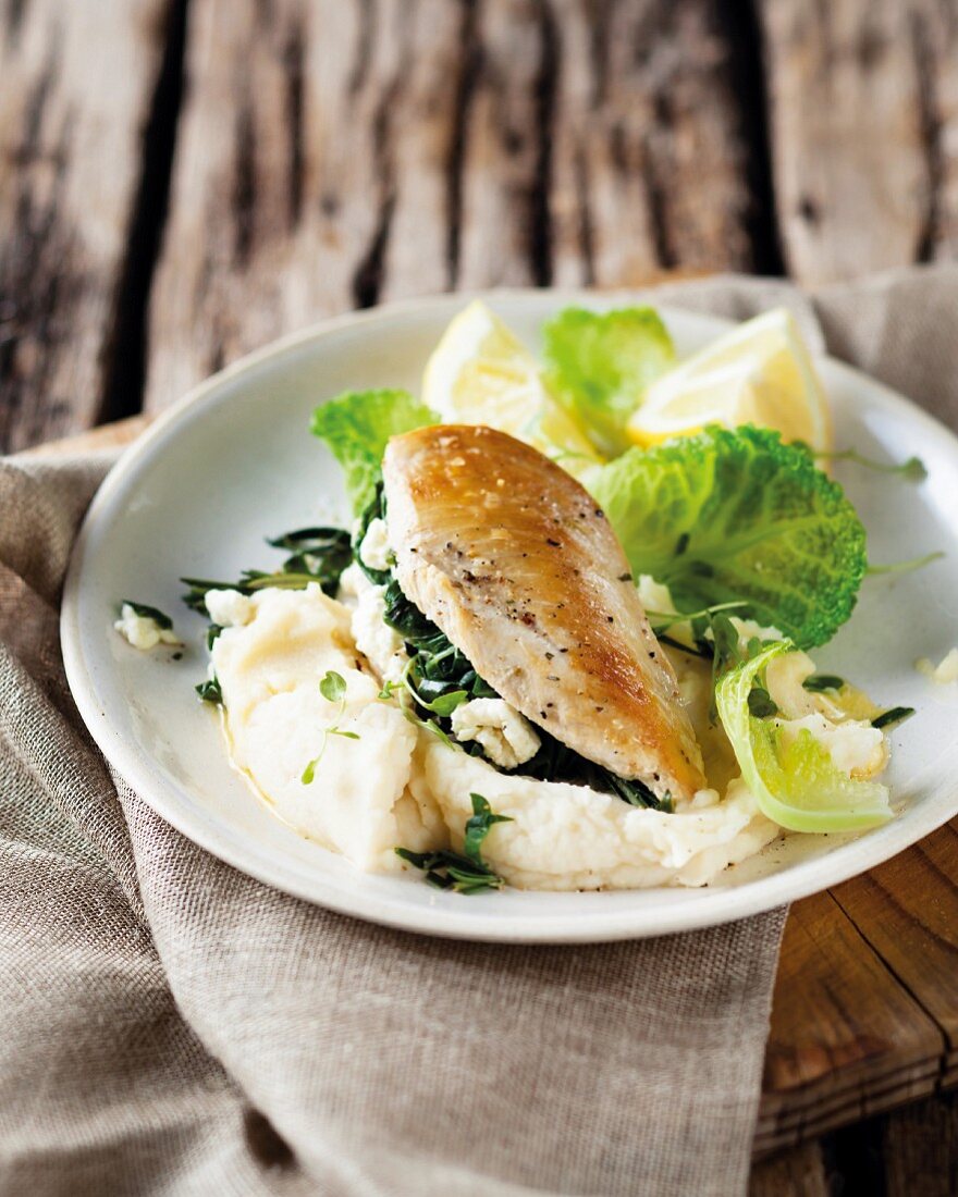 Gefüllte Hähnchenbrust mit Spinat und Feta auf Kartoffelpüree