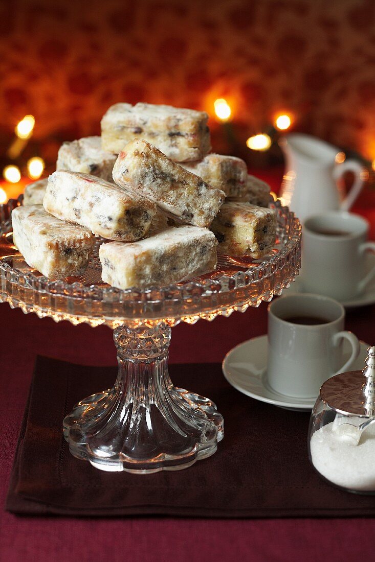 Stollen bites on a cake stand served with coffee